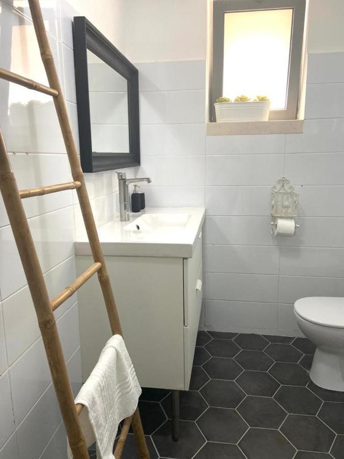 Appartement אירוח השקד - 10דק' משדה התעופה à Giv'at Koach Extérieur photo
